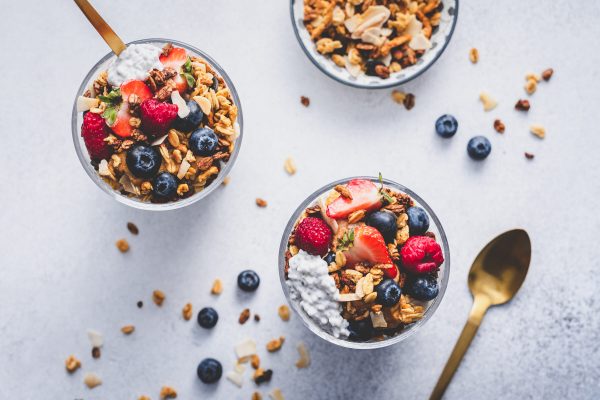 Chiapudding-med-granola-og-bær